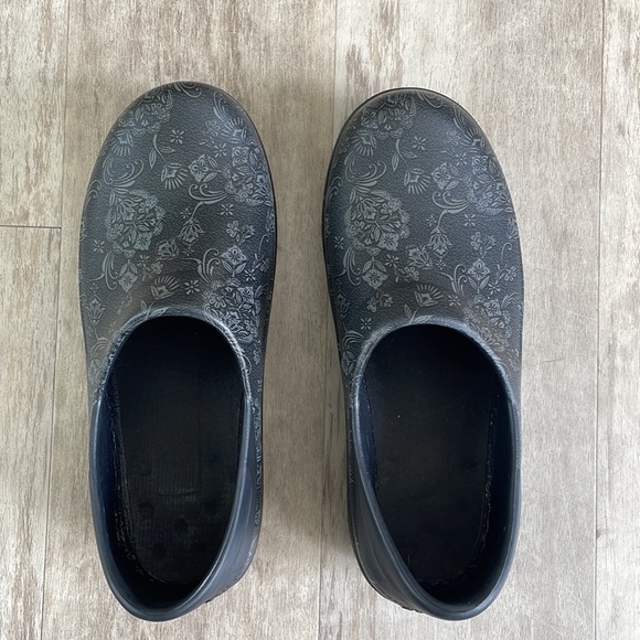 Mercy Work Crocs - Picture 3 of 5